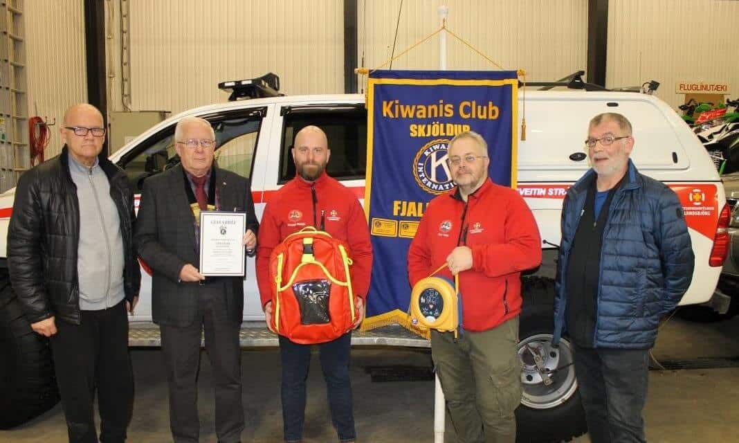 Kiwanis Club Skjöldur gefur björgunarsveit hjartastuð búnað