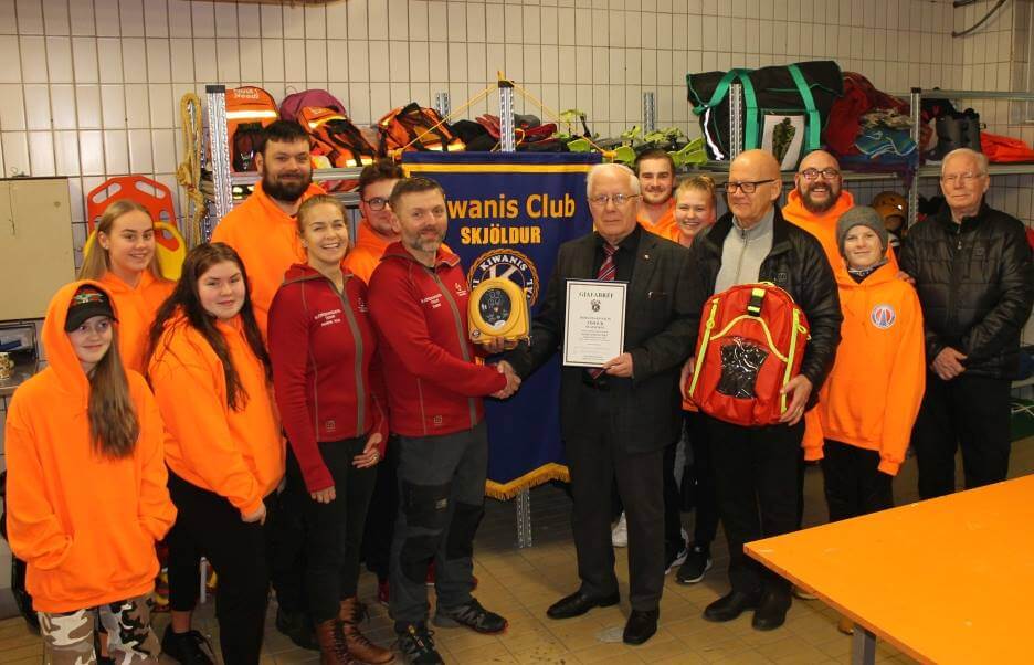Kiwanis Club Skjöldur gefur björgunarsveit hjartastuðtæki