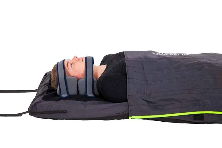 Evacuation dýna Premium Kit sjúklingur liggur í dýnu með höfuðólar