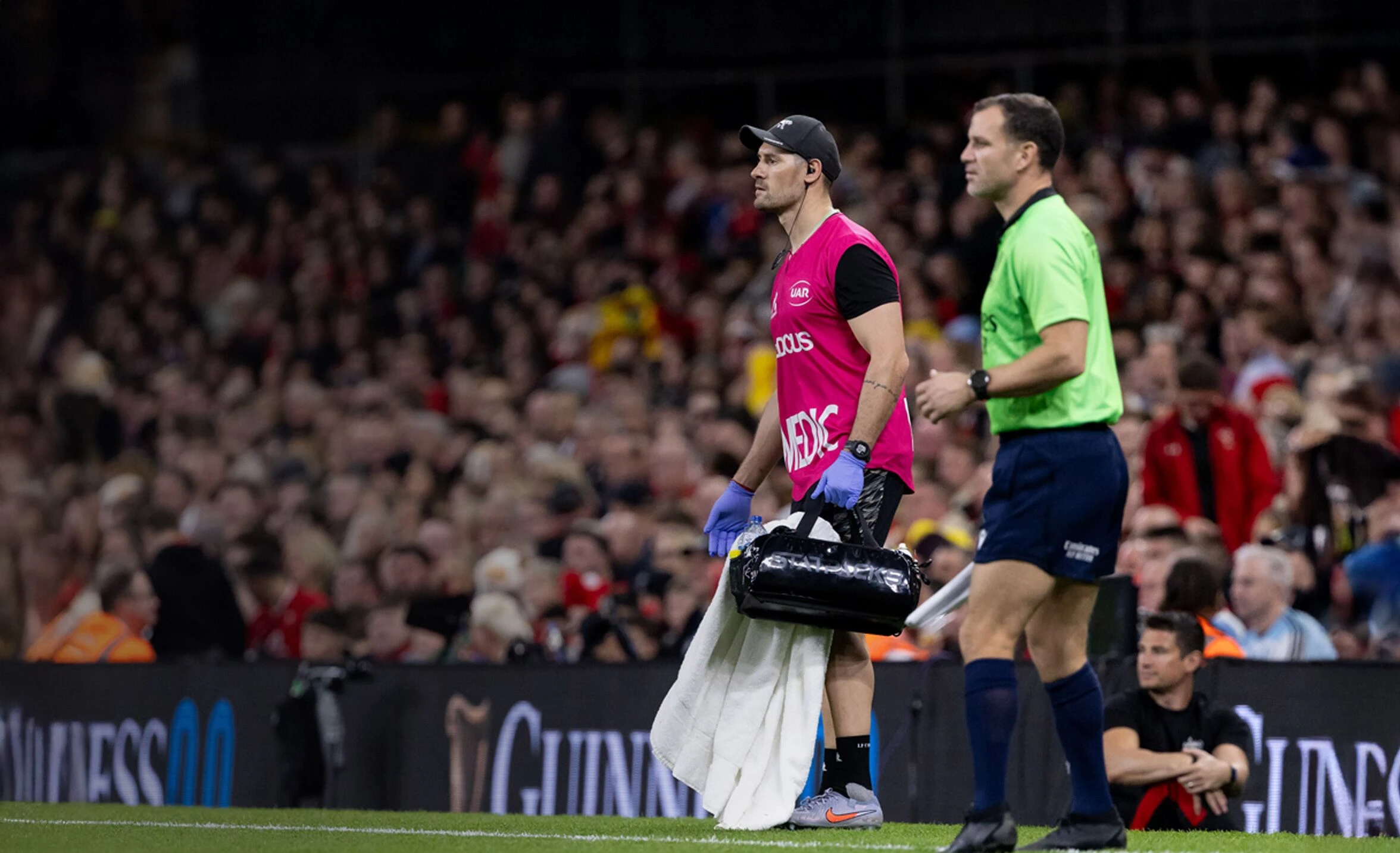 Læknir með tösku á rugbyleik fyrir fullu hús