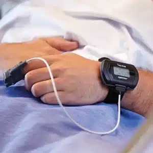 Sjúklingur með súrefnismæli á fingri og úlnlið